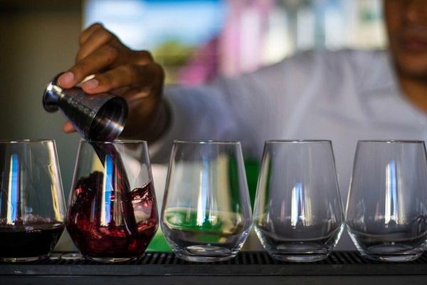 One-Hour Guided Portuguese Wine Tasting Before Dinner at a Central Lisbon Wine Bar