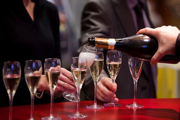 Two-Hour Crémant de Bourgogne Visit and Sparkling Wine Tasting at Veuve Ambal, Beaune