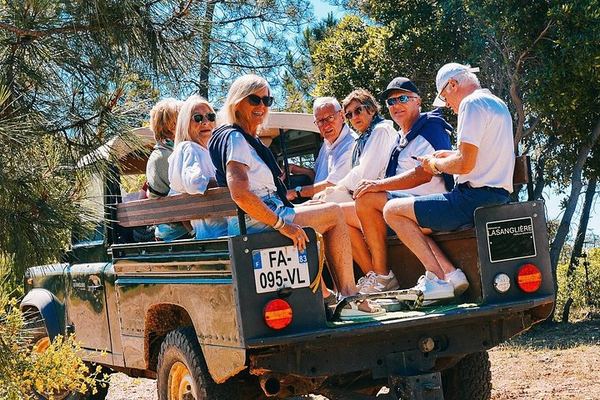 Retro Land Rover Defender Ride through Domaine de la Sanglière Vineyard with Tasting