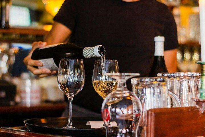 Four-Wine Evening Tasting from Largo do Camões to Bairro Alto, Thursday to Saturday (1/6)