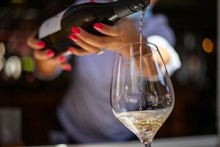 Four-Wine Evening Tasting from Largo do Camões to Bairro Alto, Thursday to Saturday (3/6)