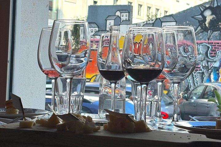 Four-Wine Evening Tasting from Largo do Camões to Bairro Alto, Thursday to Saturday (6/6)