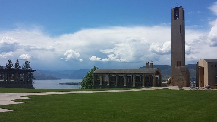 Kelowna Winery Tour with Tastings at Four or More of Six Well-Known Wineries (2/7)