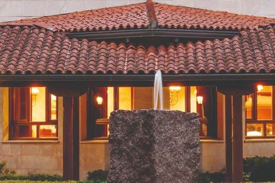 Altanza Winery Tour in Fuenmayor with Vineyard Walk and Cloister Garden Tasting