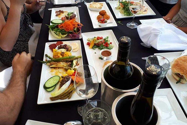 Private Kelowna Wine Tour by Mercedes Sprinter Van for Up to 11 Guests, 4 Hours (3/12)