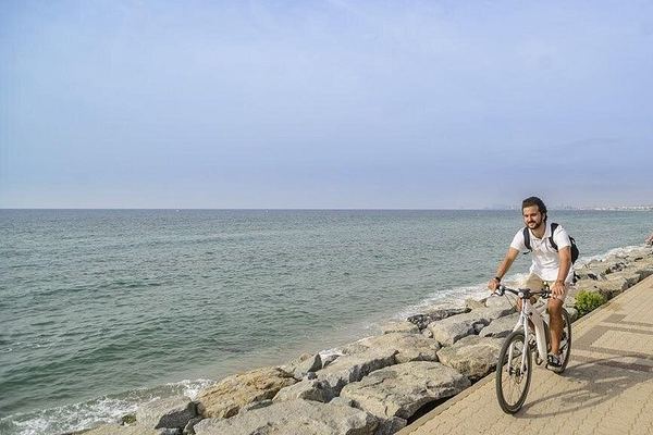 Private Barcelona Coast E-Bike Ride to an Alella Winery, with Wines and Lunch