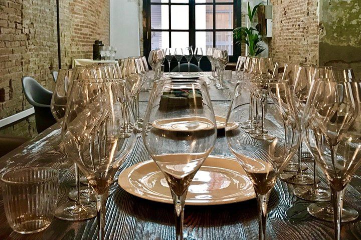 Relaxed Wine Tasting with a Sommelier at Wine Secrets, near Passeig de Gràcia (2/5)