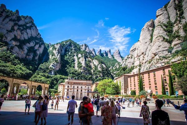 Barcelona Cruise Port Private Shore Trip: Montserrat Abbey and Freixenet Cava Tasting