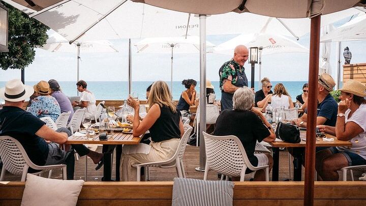 Boutique Waiheke Wine, Gin and Food Tour with Hosts Joe and Jen, 11 Guests Max (1/12)