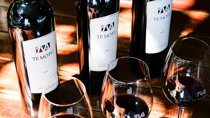 Boutique Waiheke Wine, Gin and Food Tour with Hosts Joe and Jen, 11 Guests Max (4/12)