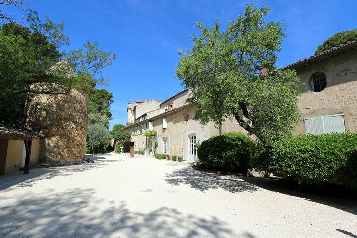 Private Full-Day Châteauneuf-du-Pape Tour: Fortia, La Nerthe, La Gardine, Lunch Stop (12/12)