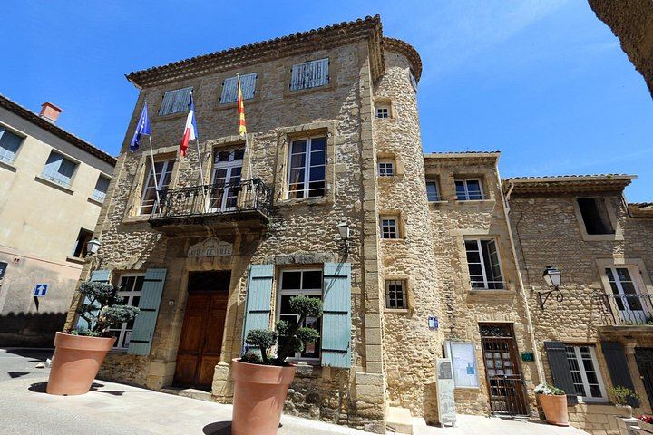 Private Full-Day Châteauneuf-du-Pape Tour: Fortia, La Nerthe, La Gardine, Lunch Stop (9/12)