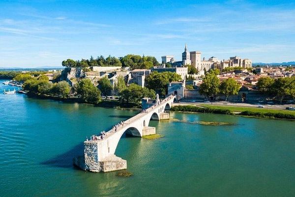 Private Full-Day Châteauneuf-du-Pape Wine Tour from Marseille with Avignon Stop and Lunch
