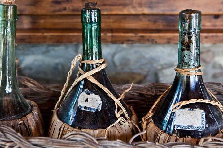 Private Chianti Tour: Two Boutique Wineries, Three-Course Lunch and Greve, 5 Hours (10/12)