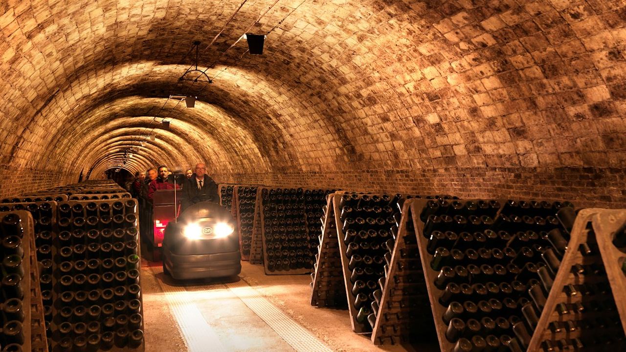 Codorníu Winery Guided Visit: Three Anna Cavas and Puig i Cadafalch Architecture (1/2)
