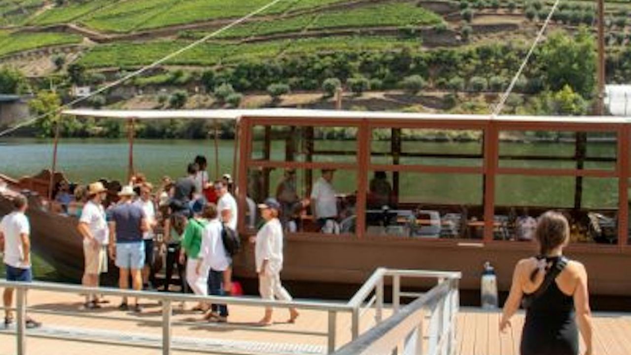 Douro Valley Day Trip from Porto with Family Estate Lunch, Tastings and Pinhão Cruise (2/8)