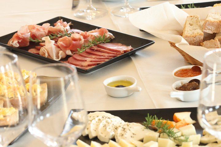 Douro Valley Half-Day Tour with Winery Brunch, Tastings and One-Hour Pinhão Boat Cruise (10/12)