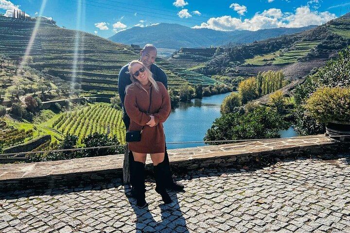 Douro Family Quintas Day Trip for Six: Galafura Viewpoint, Sabrosa Lunch, Rabelo Boat (5/12)
