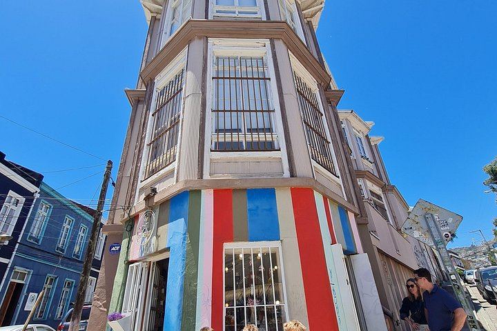 Valparaíso Street Art Downhill Walk and Casablanca Wines, Max 8 Guests from Santiago (5/12)