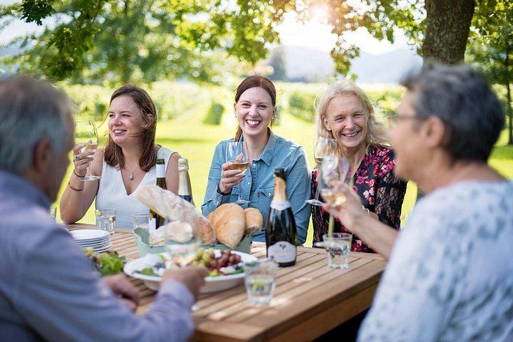 Full-Day Wine Tour from Picton: Several Wineries, Winery Lunch, Pickup (2/5)
