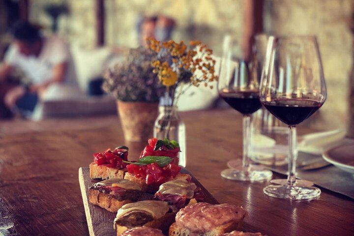Private Tuscany Minivan Wine Tour: Three Sommelier-Picked Wineries and Pairing Lunch (12/12)