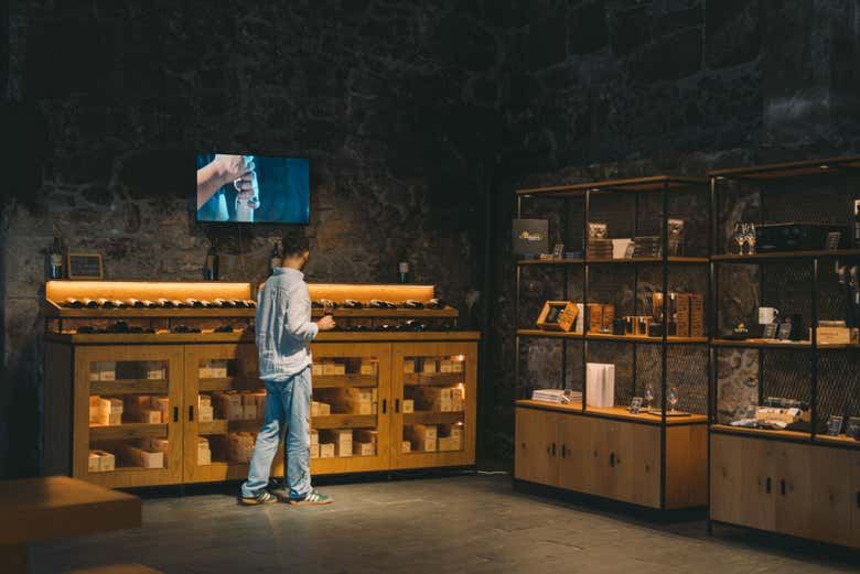 Fonseca Winery Tour in Vila Nova de Gaia with Fado Show and Terrace Dinner at WOW (3/7)