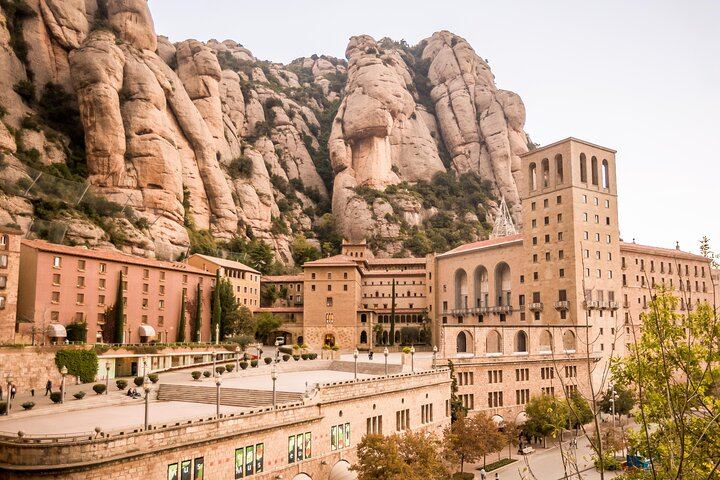 Barcelona Half-Day Small-Group Trip to Montserrat Monastery with Winery Tapas Lunch (4/12)