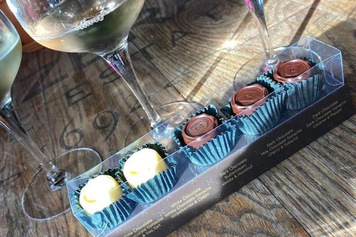 Shared Full-Day Stellenbosch Wine Tasting and Franschhoek Wine Tram Tour (8/12)