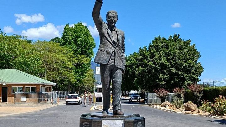 Paarl, Franschhoek and Stellenbosch Day Tour: Huguenot History, Mandela Prison, 3 Tastings (2/10)
