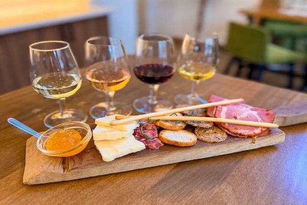 Niagara Wine and Charcuterie Tour from Falls Meeting Points: 3 Wineries, 12+ Tastings