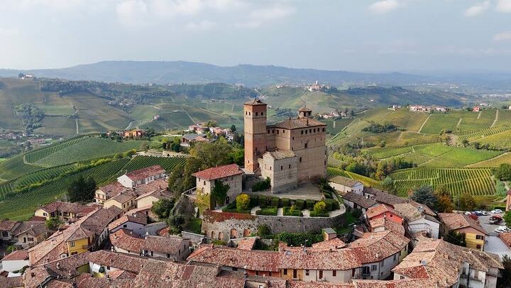 Private Tesla Wine Tour from Alba: Barolo and Barbaresco with Sommelier Pier and Chiara (2/12)