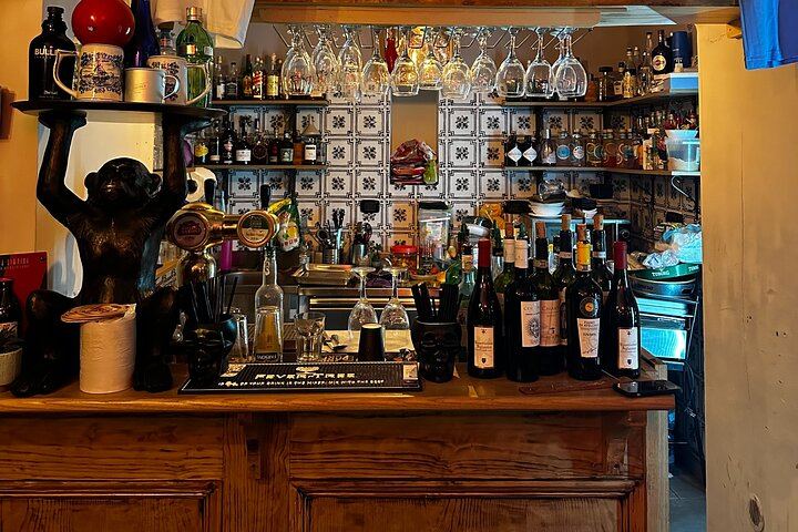 Naples Old Town Wine Walk from Piazza Dante: Three Campania Wines with a Sommelier (6/7)