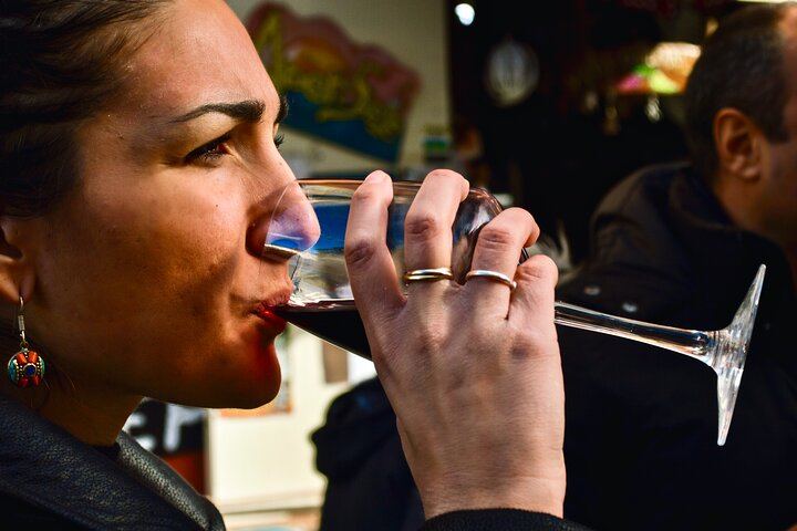 Naples Old Town Wine Walk from Piazza Dante: Three Campania Wines with a Sommelier (2/7)