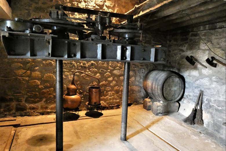 J.F. Iradier Winery Tour in Samaniego: 18th-Century Rock Cellars and Three Wines (5/8)
