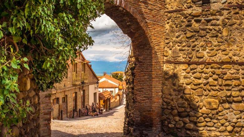 Kakheti Day Trip from Tbilisi: Bread Class, Bodbe, Signagi and 7 Wines (1/4)