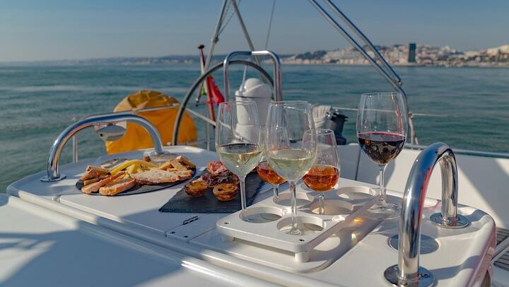 Lisbon Sailboat Wine Tasting with a Sommelier, Private Trip from Doca de Alcântara (4/8)