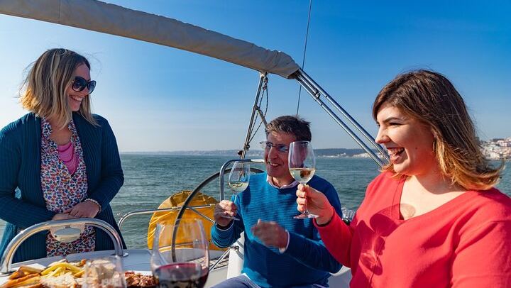 Lisbon Sailboat Wine Tasting with a Sommelier, Private Trip from Doca de Alcântara (2/8)
