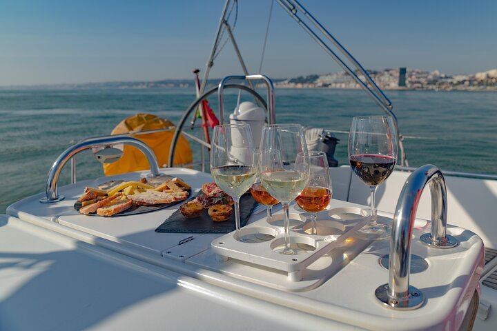 Lisbon Sailboat Wine Tasting with a Sommelier, Private Trip from Doca de Alcântara (4/8)