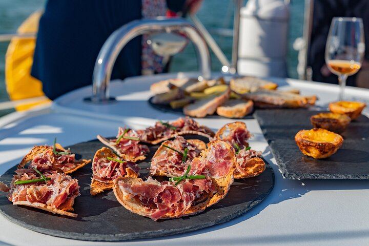 Lisbon Sailboat Wine Tasting with a Sommelier, Private Trip from Doca de Alcântara (6/8)