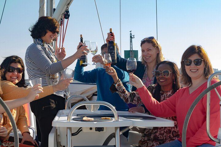 Lisbon Sailboat Wine Tasting with a Sommelier, Private Trip from Doca de Alcântara (7/8)
