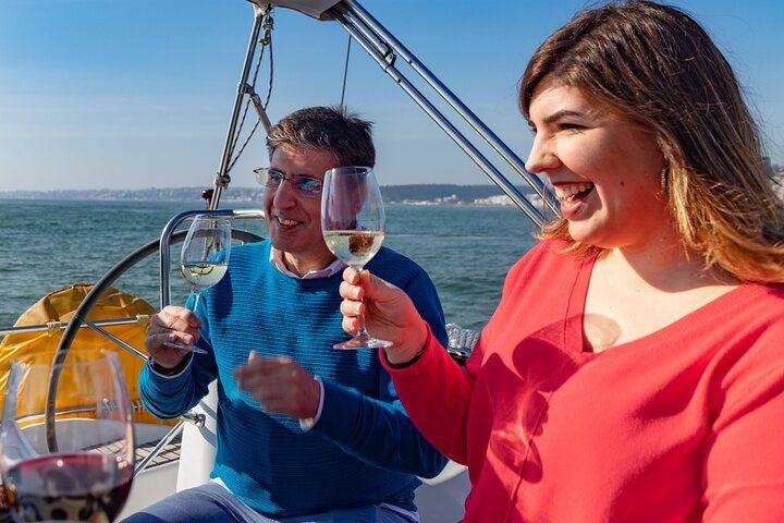 Lisbon Sailboat Wine Tasting with a Sommelier, Private Trip from Doca de Alcântara (5/8)