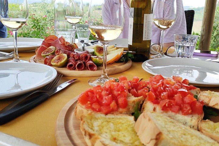 Family Vineyard Visit near San Gimignano with Appetizers and Four Wines (4/5)
