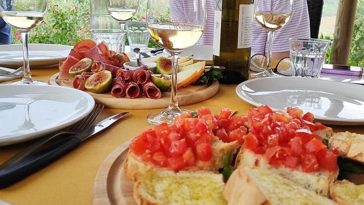 Family Vineyard Visit near San Gimignano with Appetizers and Four Wines (4/5)