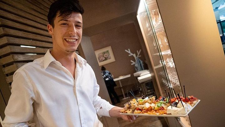 Five-Wine Tasting with Finger Food at the Roberto Sarotto Wine Bar, Alba (2/12)