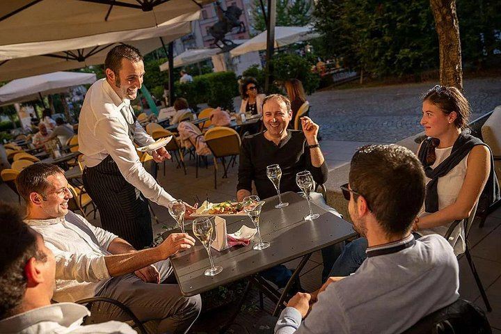 Five-Wine Tasting with Finger Food at the Roberto Sarotto Wine Bar, Alba (6/12)