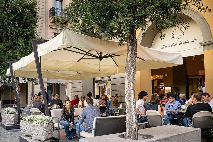 Five-Wine Tasting with Finger Food at the Roberto Sarotto Wine Bar, Alba (12/12)