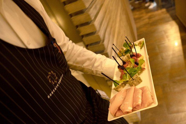Five-Wine Tasting with Finger Food at the Roberto Sarotto Wine Bar, Alba (4/12)