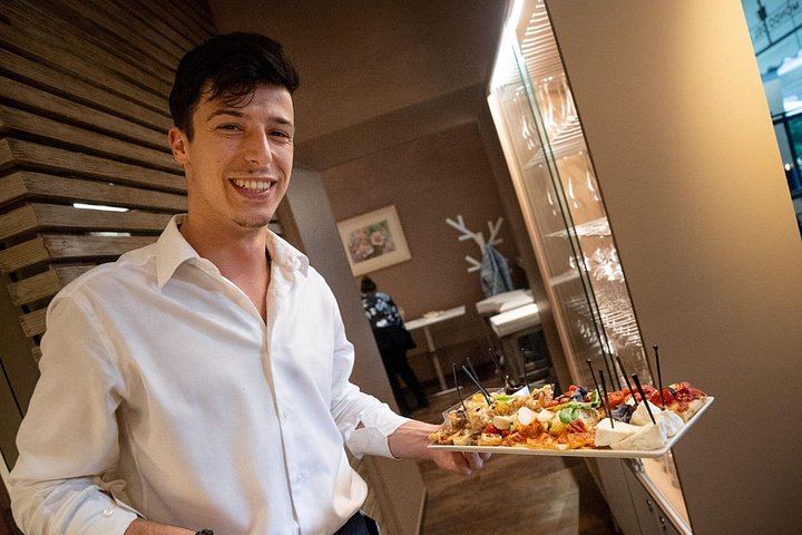 Five-Wine Tasting with Finger Food at the Roberto Sarotto Wine Bar, Alba (2/12)