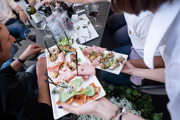 Five-Wine Tasting with Finger Food at the Roberto Sarotto Wine Bar, Alba (10/12)