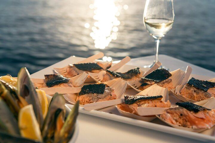 Marlborough Icons Full-Day Tour: Two Wineries and Seafood Cruise on Queen Charlotte Sound (6/10)